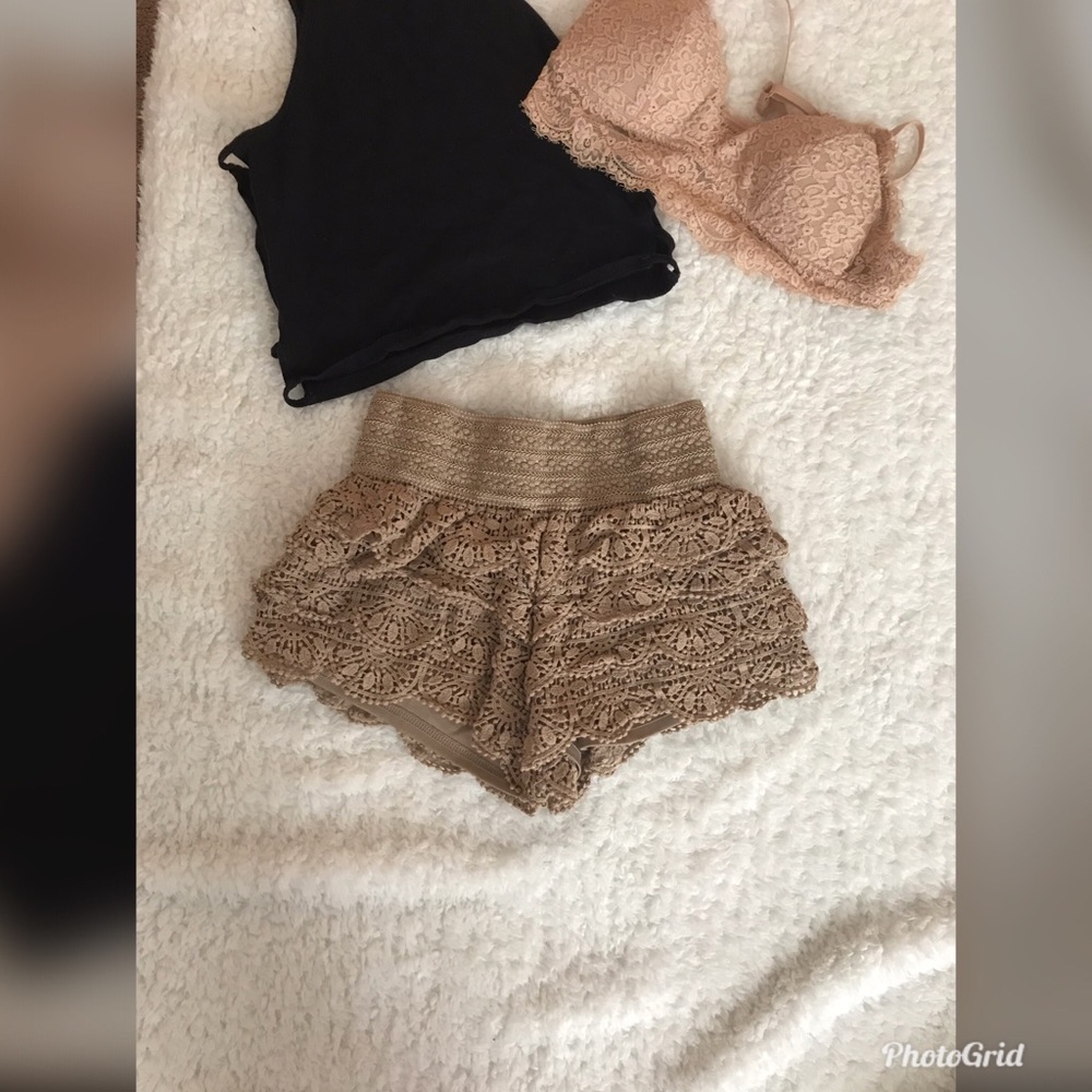 ✨Bundle for $1 ✨Beige Scalloped Lace Layer Shorts